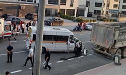 Kamyona arkadan çarpan servisin sürücüsü ağır yaralandı