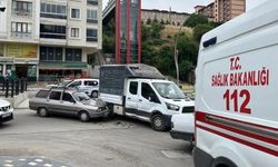 Karabük'te otomobil kamyonetle çarpıştı: 1 yaralı