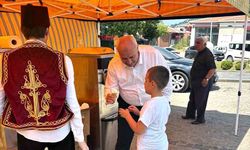 Karnesini getiren dondurmayı kaptı