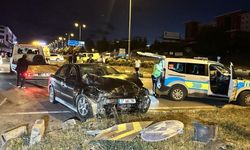 Kavşakta iki otomobil çarpıştı; 4 yaralı