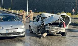 Freni tutmayan kamyonet kırmızı ışıkta duran otomobile çarptı: 2 yaralı