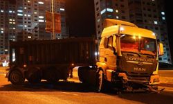 Lastiği patlayan tır, önce su kanalına sonra refüje çarptı: 1 yaralı