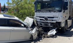 Lüks otomobil hurdaya döndü, sürücü ağır yaralandı