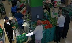 Markette çanta hırsızlığı kamerada