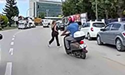 Motosiklet sürücüsü yayaya çarpmaktan son anda kurtuldu