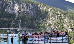 Öğrenciler cam seyir terası ve kanyonda muhteşem manzaranın tadını çıkardı