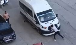 Önünü kestiği yolcu minibüsünü yumrukladı