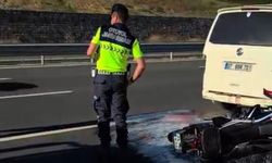 Panelvana çarpan motosikletli ağır yaralandı