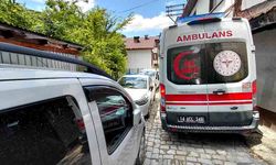 Park edilen araçlardan ambulans sokağa giremedi: Sağlık ekipleri hastaya yürümek zorunda kaldı