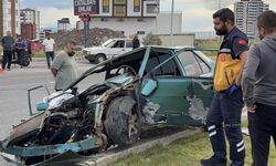 Refüje çıkan otomobil hurdaya döndü: 1’i ağır 4 yaralı