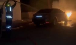 Gece yarısı paniği! Park halindeki otomobil küle döndü