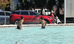 Çocuklar süs havuzuna girerek serinledi
