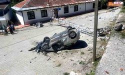 Takla atan otomobil aydınlatma direğine çarptı: 1 yaralı