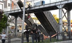 Yozgat’ta tırın dorsesi üst geçide takıldı