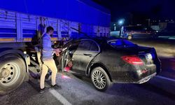 Lüks otomobil tırın altına girdi! 1 kişinin durumu ağır
