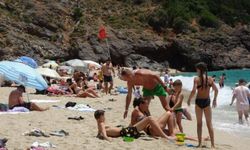 Hava sıcaklığı 30 dereceyi gördü, turistler sahile koştu