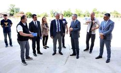 Vali Makas yeni okulda incelemelerde bulundu