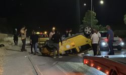Virajı alamayan ticari taksi ters döndü: 2 yolcu yaralandı