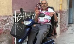 Oğlunun akülü tekerlekli sandalyesini yaktığı babaya akülü araç hediye edildi