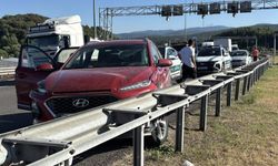 Bolu Dağı Tüneli girişinde otomobil bariyerden bariyere savruldu: 2 yaralı