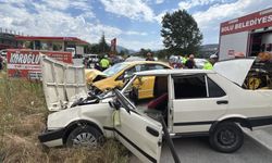 Ticari taksi ile otomobil çarpıştı: 5 yaralı