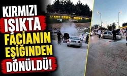 Trafik ışıklarında bekleyen otomobilden dumanlar yükseldi