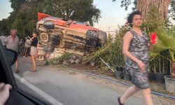 Korkutan kaza: Devrilen araç iş yerlerine metreler kala durdu