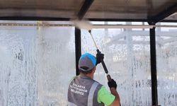 Duraklar basınçlı su ile temizleniyor