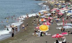Sıcak havayı fırsat bilenler Akçakoca sahillerine akın etti