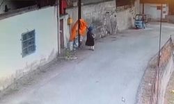 Elektrik direğindeki yatak örtüsünü alıp gitti