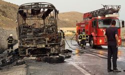 Erzincan-Sivas yolunda yolcu otobüsü alevlere teslim oldu