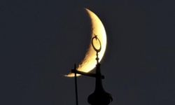 Gökyüzündeki hilal ile minaredeki hilal aynı karede