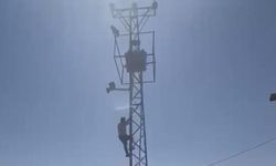 Kaçak trafonun sökülmesini engellemek için elektrik direğine çıktı
