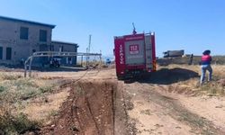 Hafriyat kamyonu elektrik tellerini kopardı