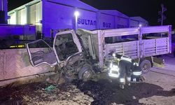 Kamyon önce traktöre sonra duvara çarptı: 1 ölü, 3 yaralı