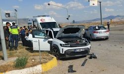 Kırıkkale'de iki otomobil çarpıştı: 6 yaralı