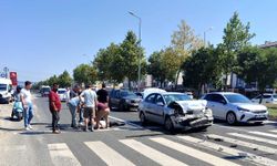 Kırmızı Işıkta Bekleyen Otomobile Çarptı: 1 yaralı