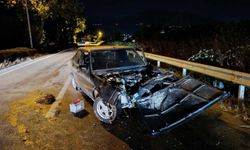 Kontrolden çıkan araç refüje çarptı: Sürücü yaralandı