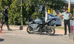 Motosiklet hafif ticari araca arkadan çarptı