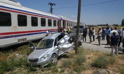 Muş'ta tren otomobile çarptı: 3 yaralı