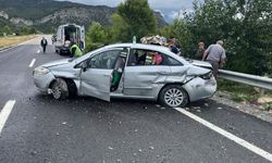 Otomobil demir bariyerlere çarptı: 5 yaralı