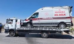 Ambulans ile otomobil çarpıştı: 3'ü sağlık çalışanı 5 yaralı