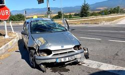 Otomobil refüje çarparak takla attı: 5 yaralı