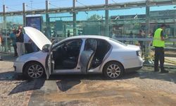 Otomobil tramvay istasyonuna çarptı: 3 yaralı
