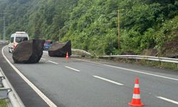 Yamaçtan kopan dev kayalar Karadeniz Sahil Yolu’na düştü