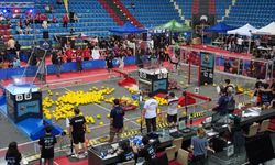 Robotlar spor salonunda yarıştı