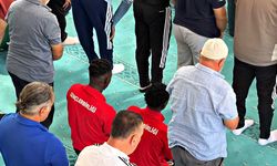 Sahada rekabet eden futbolcular aynı safta buluştu