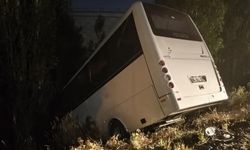 Servis aracı yol kenarına devrildi: 8 yaralı