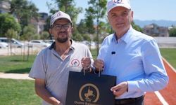 İyilik kazandı; Temizlik işçisine bir maaş ikramiye