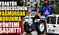 Traktör sürücüsünün yağmurdan korunma yöntemi şaşırttı